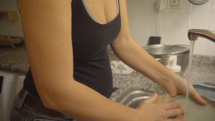 Washing dishes in jeans with a belt