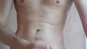 Je jouis dans ma salle de bains !