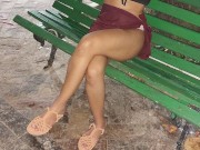 Pequena Typhany se masturba no banco da praça 10/16