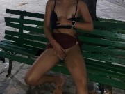 Pequena Typhany se masturba no banco da praça 8/16