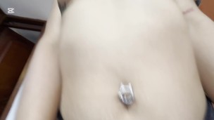 Hermosa tetona le gusta chupar y follar durante un viaje de negocios