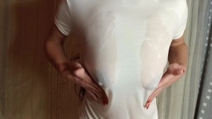 camiseta mojadas tetas grandes