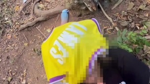 Salí de excursión y me encontré a una desconocida culona que mamo la polla hasta sacar toda la leche