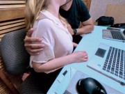 AMIGOS SE PONEN CALIENTES MIETRAS TRABAJAN, COGEN EN EL TRABAJO/ PARTE 1