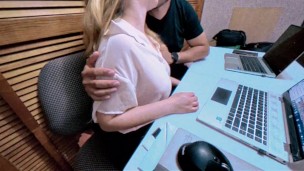 AMIGOS SE PONEN CALIENTES MIETRAS TRABAJAN, COGEN EN EL TRABAJO/ PARTE 1