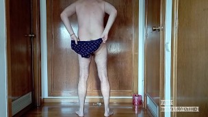 Vecino real, maduro, peludo, polla grande blanda sin cortar, meando y probando ropa interior