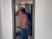 Mi hermanastra me espia mientras me baño y termino follandola duro por andar calentandome.