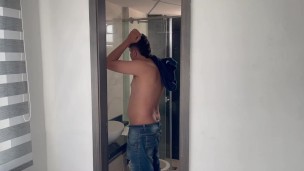 Mi hermanastra me espia mientras me baño y termino follandola duro por andar calentandome.