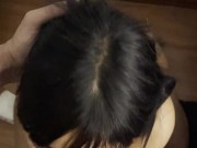 Chica despierta dando una mamada 12/16