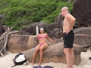 Encuentro a mi amiga en playa nudista y termina desnuda en mi cama (Novela - Capítulo 3) 2/16