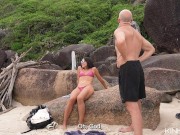 Encuentro a mi amiga en playa nudista y termina desnuda en mi cama (Novela - Capítulo 3) 3/16