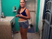 LA VECINA CULONA DEJA LA PUERTA DE SU CASA ABIERTA Y ENTRO PARA CLAVARLE LA VERGA DIRECTO AL COÑO.