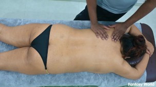 Asiático massageia garota francesa até o clímax quente