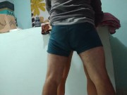 Una encuentra fotos sucias en el celular de su caliente hermanastra y se la folla