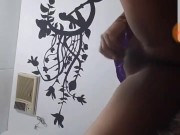 Mujer trans se mete el consolador grande hasta el fondo y muy caliente