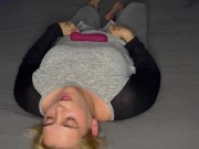 Selbstbefriedigung auf dem Bett multiple Orgasmen zittern Zucken stöhnen schreien Fingern feucht 12/16