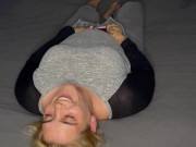 Selbstbefriedigung auf dem Bett multiple Orgasmen zittern Zucken stöhnen schreien Fingern feucht 13/16