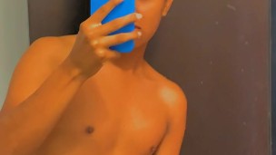 Joven caliente masturbandose en el baño