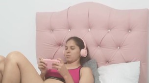 I encourage my girlfriend to have sex and I masturbate my pussy