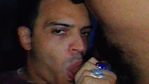 Cheirando e mamando meu painho enquanto ele me masturba
