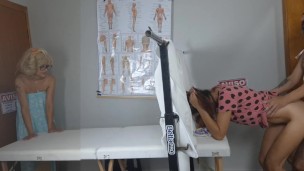 Ginecologista falso fode madrasta e enteada juntos!