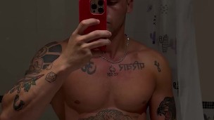 Me miro al espejo y me excito mientras me pajeo