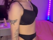 Estudiante sexy aprieta sus tetas y quiere relajarse después de estudiar 2/16