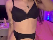 Estudiante sexy aprieta sus tetas y quiere relajarse después de estudiar