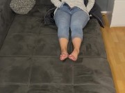 Masturbieren Couch Jeans zittern Zucken stöhnen multiple Orgasmen Kitzler reiben ich komme 8/16