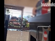 Espiando a loira gostosa do supermercado