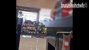 Espiando a loira gostosa do supermercado