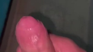 Me hago la paja en mi baño y me vengo todo