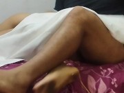 Madrastra le deja compartir cama al hijastro y es seducida hasta el orgasmo 1/16