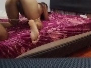 Madrastra le deja compartir cama al hijastro y es seducida hasta el orgasmo 11/16