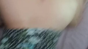 Mi pareja disfruta conmigo vestida de flores en cuatro