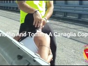 Ciclista scopa una passante in strada (SBORRA IN BOCCA) 12/16