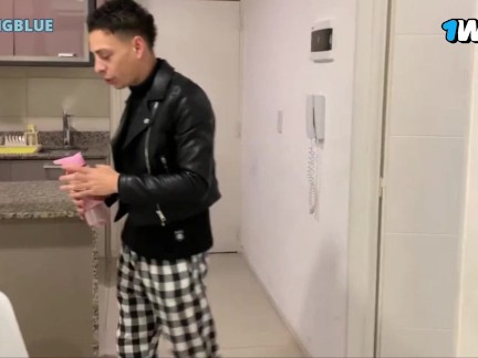 HERMOSA JOVEN MODELO ARGENTINA SE FOYA A SU AMIGO GAY