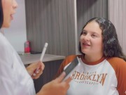 AGENTE INMOBILIARIA! Le come el coño hasta chorrearlo a escondidas de su novia 6/16