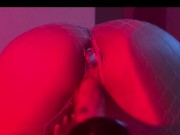 Culona en medias rosas masturbandose con diodos vaginal y anal 11/16