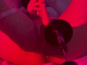 Culona en medias rosas masturbandose con diodos vaginal y anal 15/16