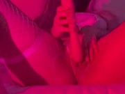 Culona en medias rosas masturbandose con diodos vaginal y anal 5/16