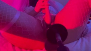 Culona en medias rosas masturbandose con diodos vaginal y anal