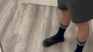 Polla grande frente al espejo de una persona especial