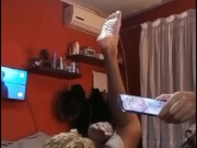 Cuando me aburro juego con una verga, la que tenga a mano de quien sea, como el electricista. 4/16