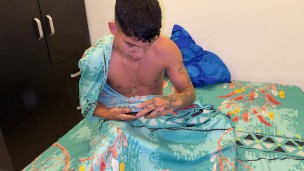 Mi madrastra y yo compartimos cama y ella termina metiendose mi gran polla en su rico coño