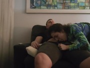 safada do Tinder flagrada sentando gostoso e engolindo porra enquanto assistia um filme 4/16