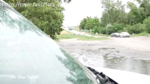 je m'exhibe sur un parking public