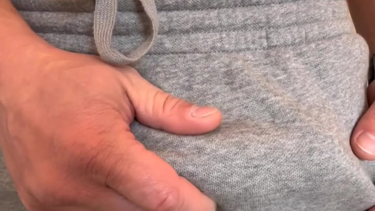 Man masturbates in front of his horny wife and she films him jerking off - Vidéo de sexe gratuite - RedTube
