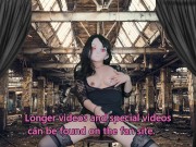 HENTAI Aibu。廃墟。セクシーな衣装。座って電動バイブでオナニー。 11/16