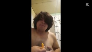 Femboy gordito rasurando su pecho, mojando sus tetitas con jabon
